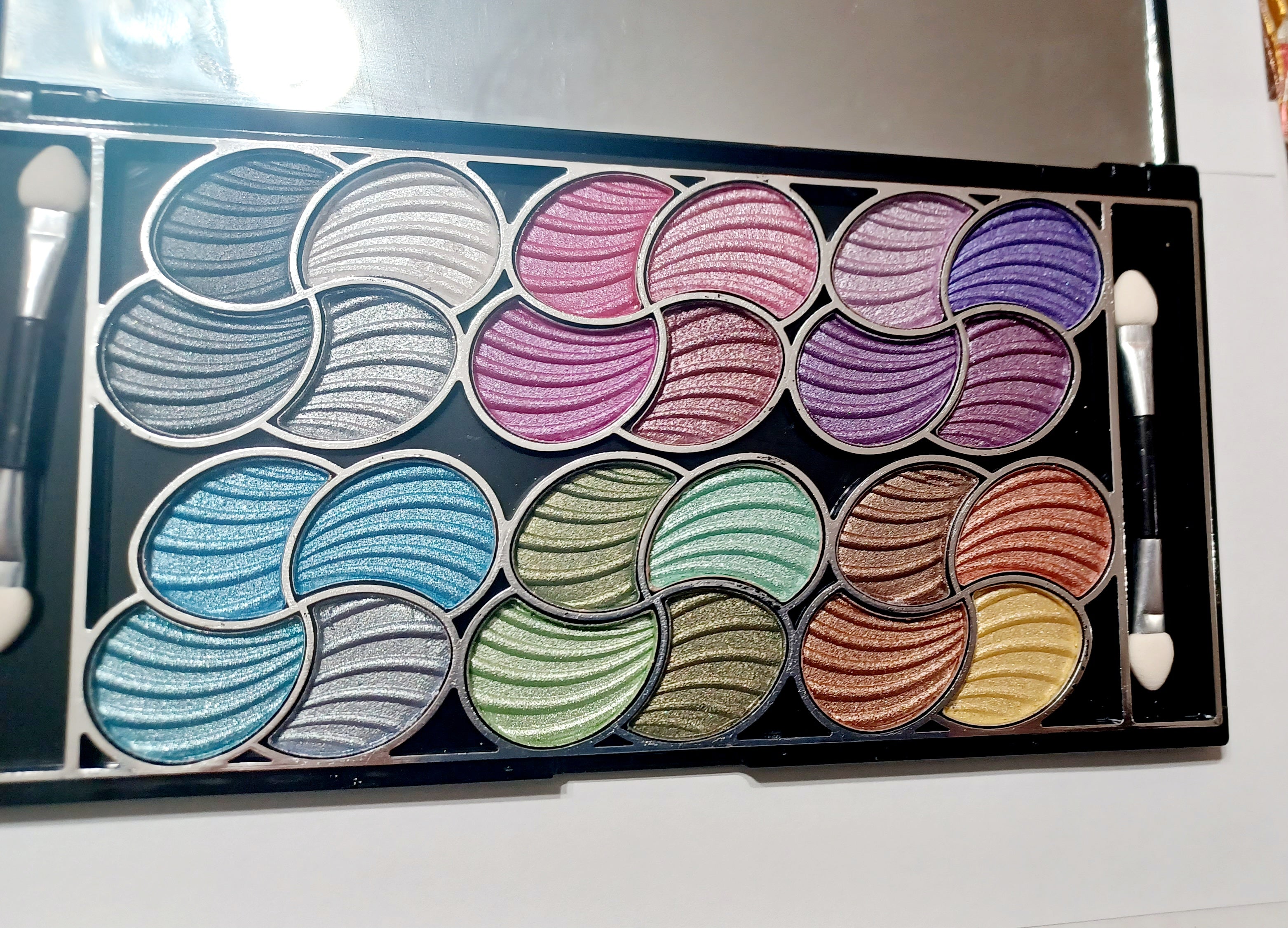 AMUSE Metallic Creamy Eye Shadow Palette